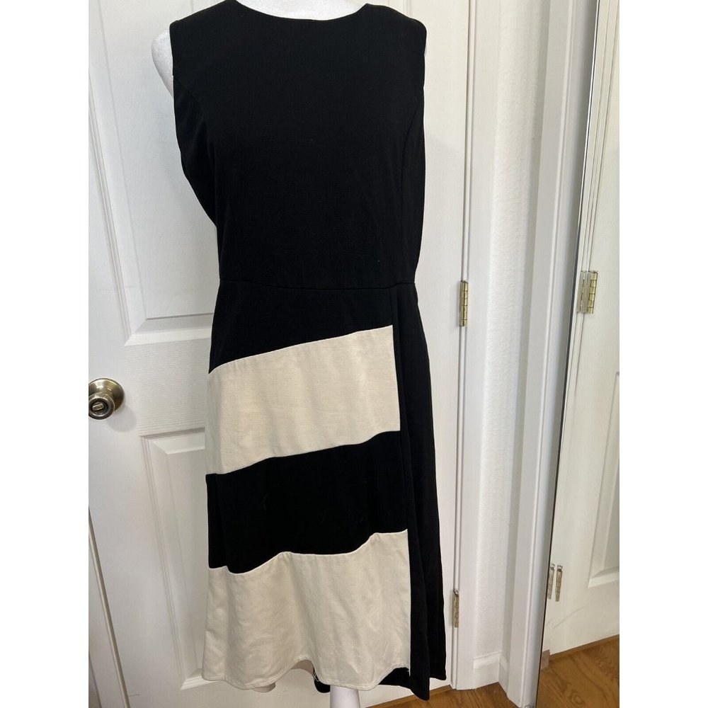 Neiman Marcus Women's Black and White Sleeveless Round Neck High Low Hem